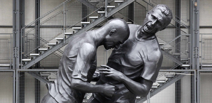 Le "coup de tête" de Zidane en sculpture géante devant le Centre Pompidou