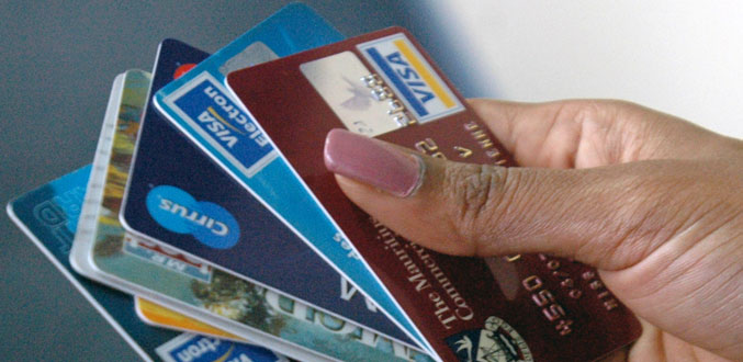 Deux Malaisiens expulsés pour possession de fausses cartes de crédit