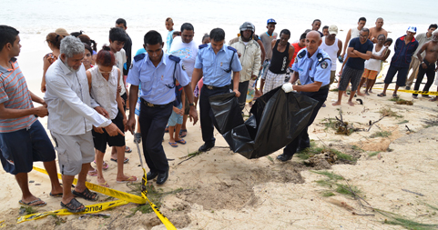 Des crânes et des ossements découverts sur la plage de Flic-en-Flac, la police enquête