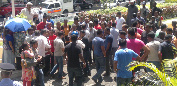 Manifestation des marchands ambulants: vive tension en face de la mairie de Port-Louis