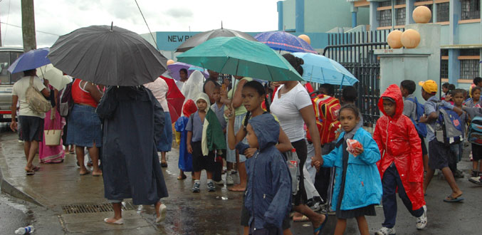Inondations: le ministère recommande aux parents de ne pas envoyer leurs enfants à l’école