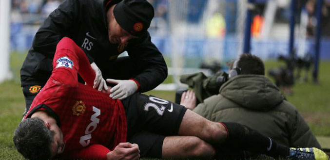 Angleterre - Van Persie se blesse en trébuchant sur un cameraman