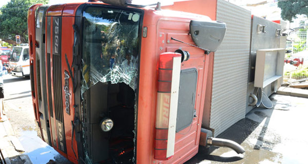 (VIDEO) : Comment le camion de pompier s’est retrouvé à la renverse