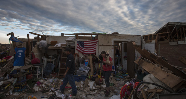 Tornade aux Etats-Unis: la banlieue d'Oklahoma dévastée, des personnes manquantes