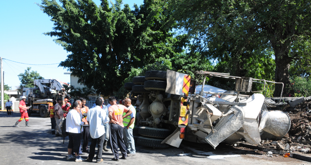 Accident à Flic-en-Flac : une bétonnière fait une sortie de route et fait deux blessés