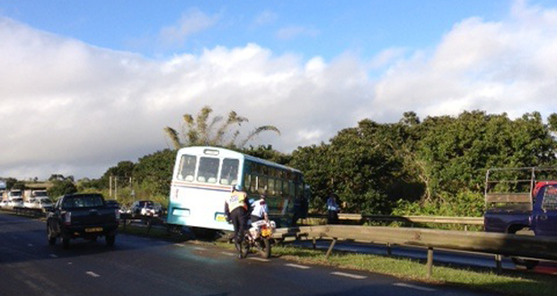 Accident à 16e mile : un autobus de la CNT percute un bâtiment et fait un blessé