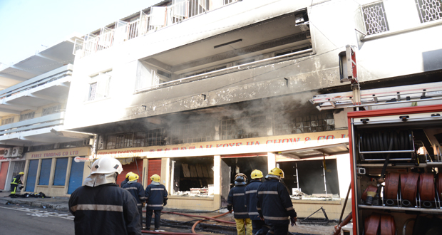 Incendie à Port-Louis : plus de 15 heures pour venir à bout des flammes