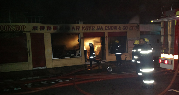 Grave incendie à Port-Louis : l’endurance des pompiers mise à rude épreuve