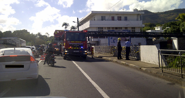 Exercice de simulation : un camion de pompier bloque la circulation à GRNO