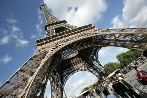 La Tour Eiffel rouvre après une alerte à la bombe