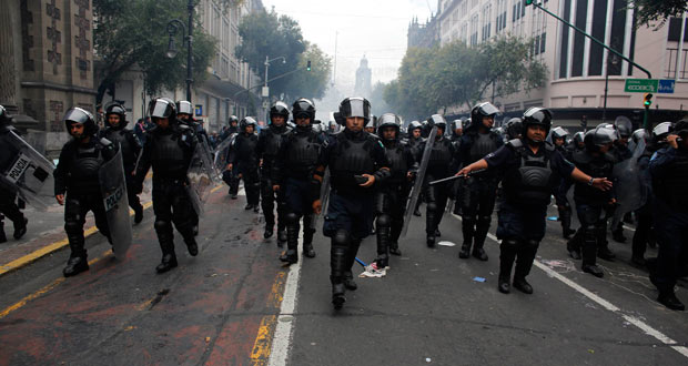 La police dégage la place du Zocalo à Mexico, 31 arrestations