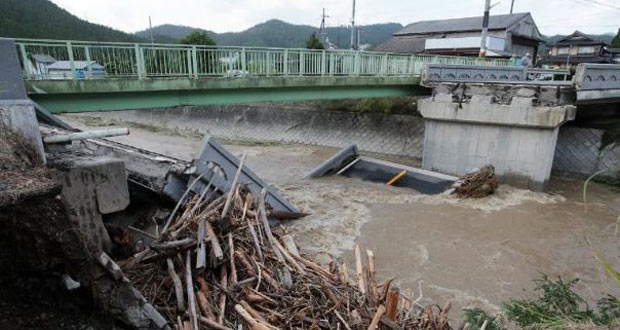 Un typhon fait quatre morts au Japon et remonte vers le nord