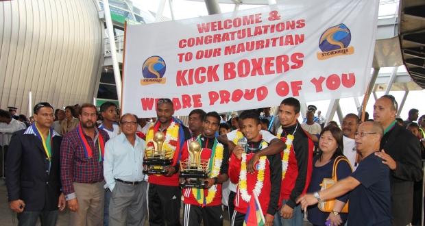 Championnats de kick-boxing: l’Etat offrira un terrain aux quatre médaillés