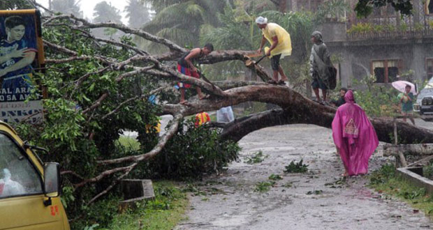 Le typhon Haiyan balaye le centre des Philippines