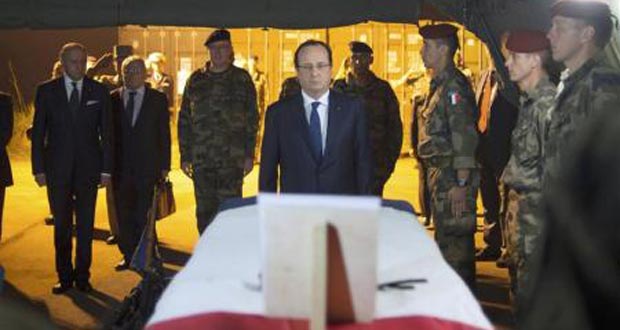 Hollande à Bangui rend hommage aux soldats français tués