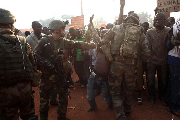 L'UE interdit les exportations d'armes en Centrafrique