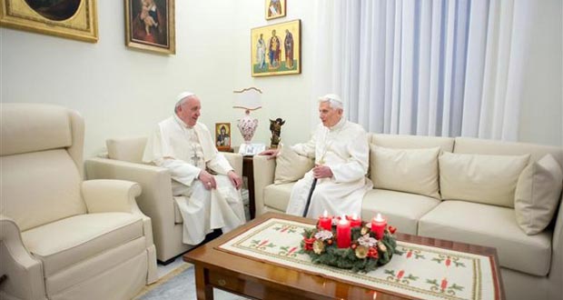 Le pape François et Benoît XVI prient ensemble avant Noël