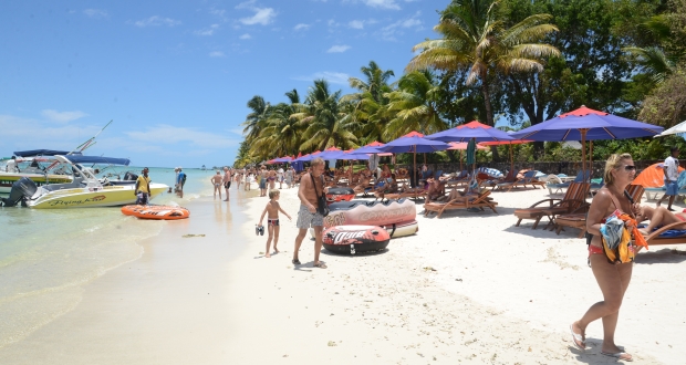 Trou-aux-Biches: la plage suffoque 