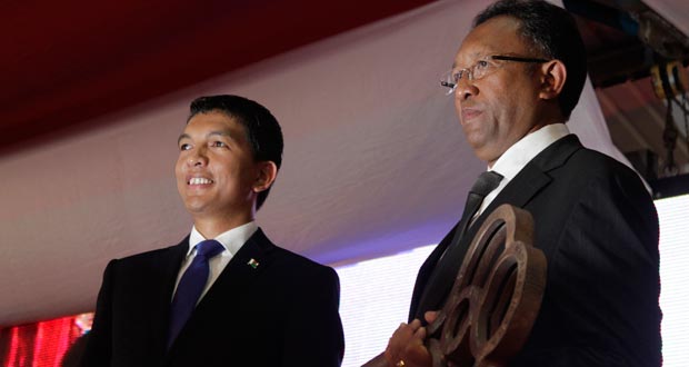 Le nouveau président malgache prête serment, une bombe explose