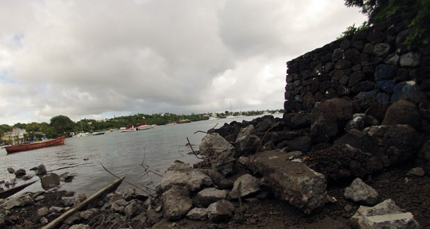 Travaux de comblement: du béton au fond du lagon à Trou-d’Eau-Douce