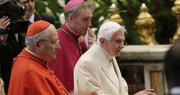 Le pape François crée 19 cardinaux en présence de Benoît XVI