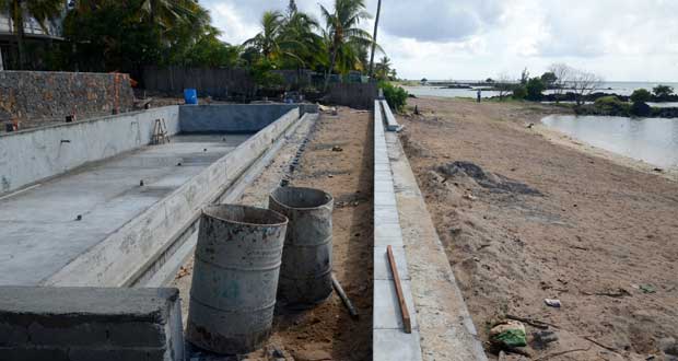 Trou-aux-Biches: arrêt de la construction d’une piscine sur la plage