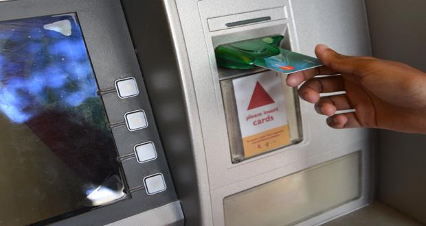 Un couteau sous la gorge, elle l’oblige à retirer près de Rs 7 000 dans un ATM