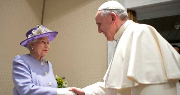 La reine Elizabeth reçue au Vatican par le pape François