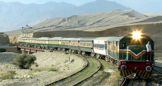 Un train visé par une bombe au Pakistan