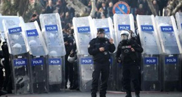 La police anti-émeutes bloque des manifestants à Istanbul