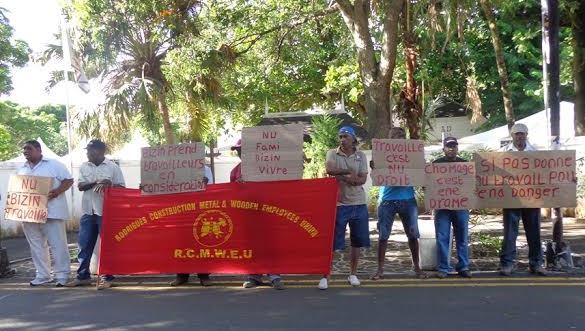 Chômage : des contractuels sans emploi manifestent à Port-Mathurin