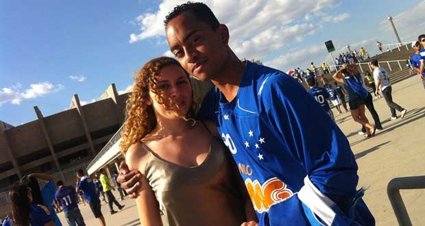Installé au Brésil, il raconte la colère des habitants face à la Coupe du monde de football