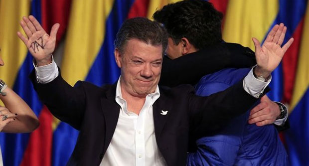 Réélu en Colombie, Santos promet de poursuivre vers la paix