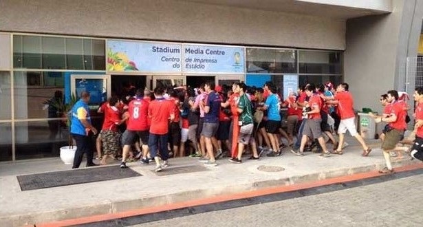Sans billets, des fans chiliens forcent l'entrée du Maracana