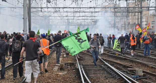 La grève à la SNCF s'effrite mais entame son dixième jour