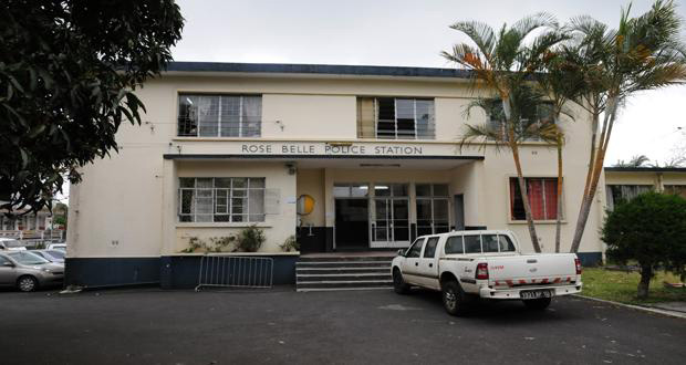  Rose-Belle: des étudiants saccagent la Mercedes d’un enseignant