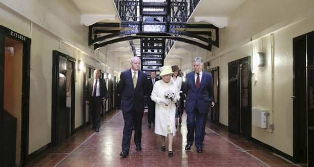  La reine visite une prison de Belfast avec un ancien de l'IRA