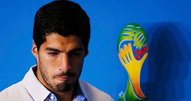 Il mord un adversaire pendant un match: Luis Suarez suspendu