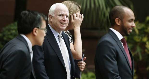 Une affaire d'espionnage perturbe la visite de McCain en Inde