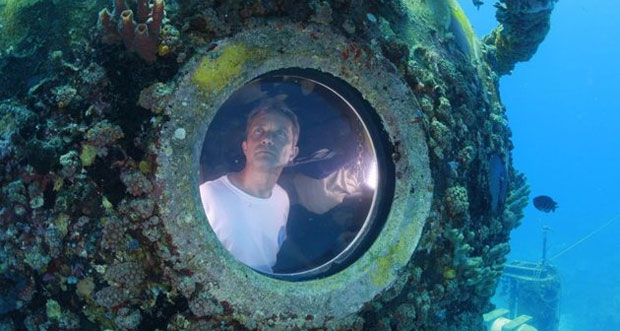 Un petit-fils du commandant Cousteau sort de 31 jours sous l'eau