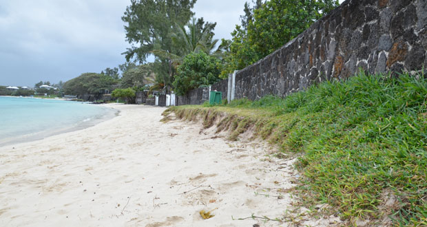 Blue-Bay: la plage menacée par des voleurs de sable…