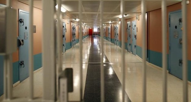 France: vers un débat sur le portable en prison