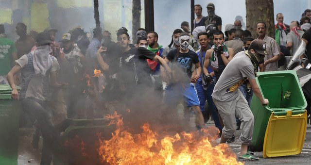 Des milliers de manifestants défilent pour Gaza, heurts à Paris