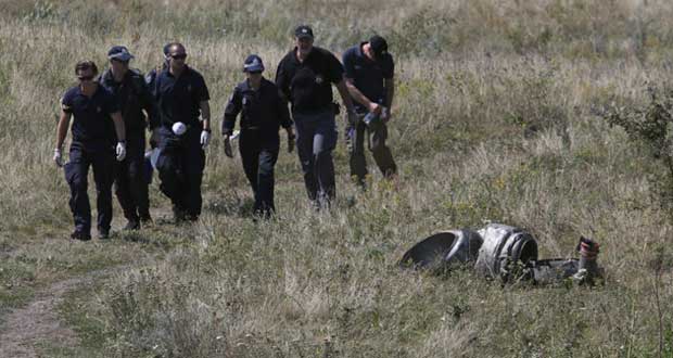 Les experts sur le site du crash du vol MH17 malgré les combats