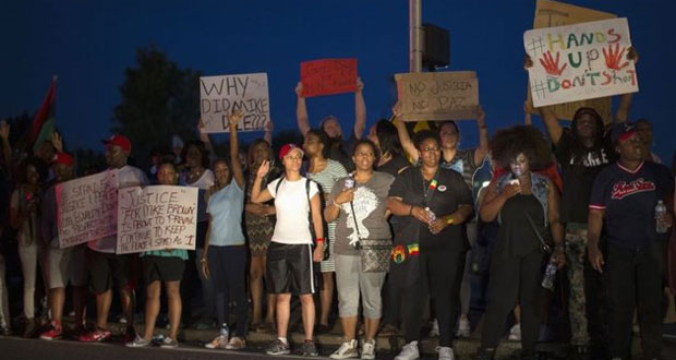 Gestes d'apaisement après les manifestations à Ferguson, aux USA