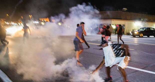 Manifestation brutalement dispersée à Ferguson, au Missouri