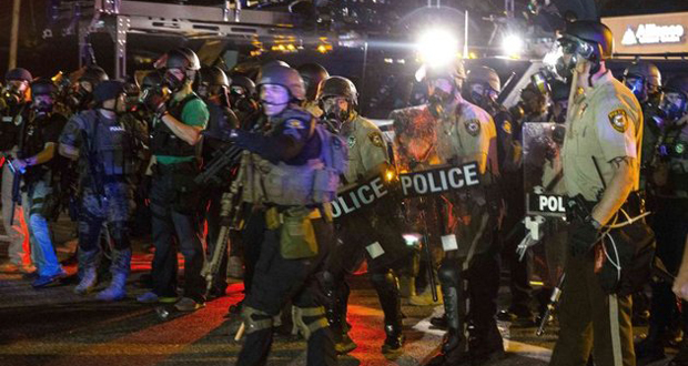 La police intervient contre les manifestants de Ferguson aux USA