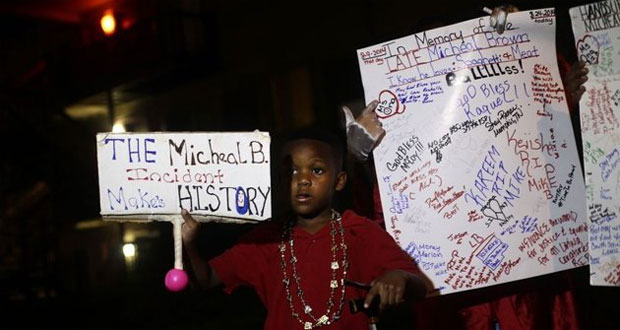 A Ferguson, le père du jeune Noir abattu appelle au calme