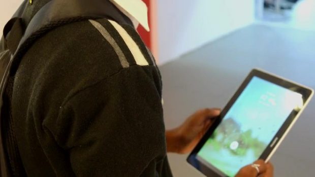 300 tablettes tactiles distribuées aux élèves autrement capables