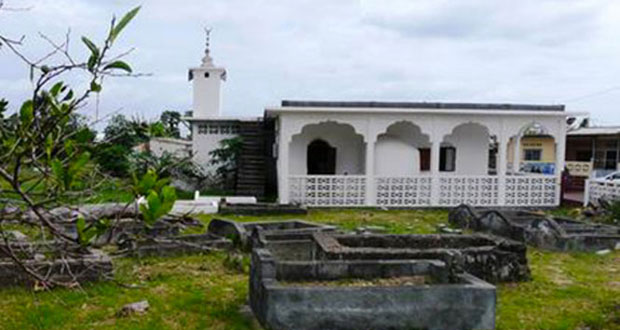 Tête de cochon devant une mosquée à Mayotte : trois mois ferme pour les deux femmes